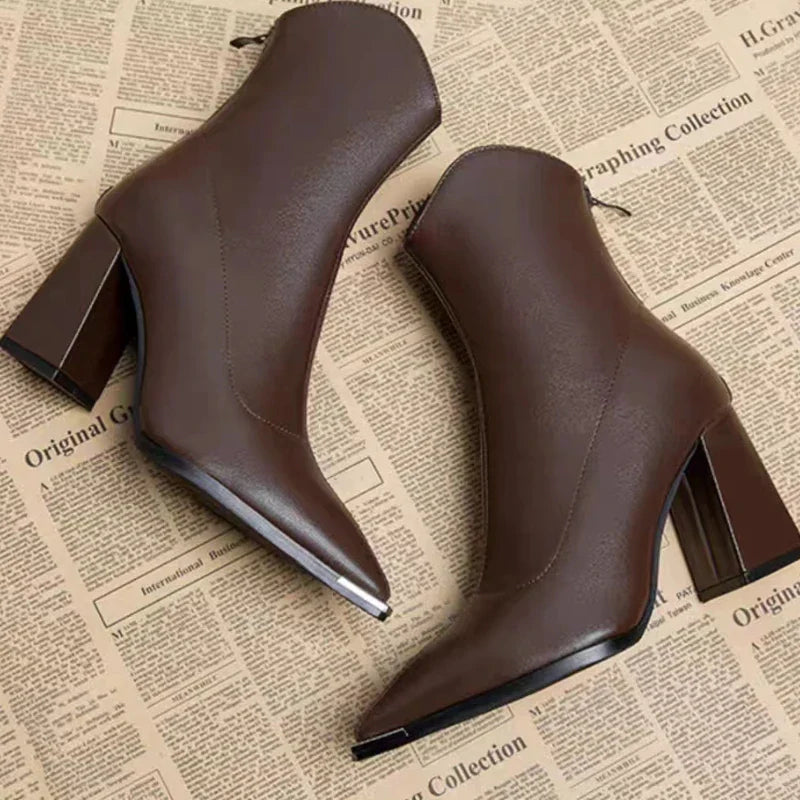 Stivali Emily a Punta in Pelle